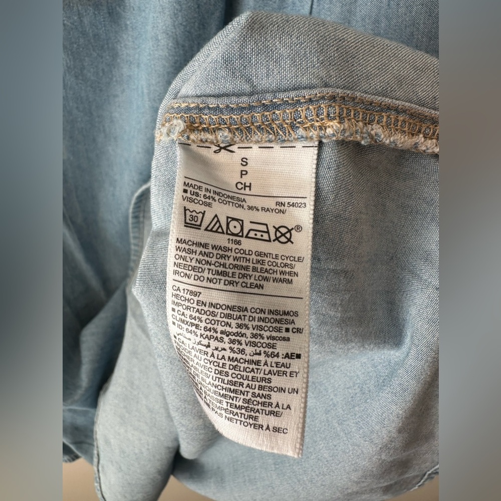 NWT Old Navy Chambray Sleeveless Blouse - Picture 6 of 8